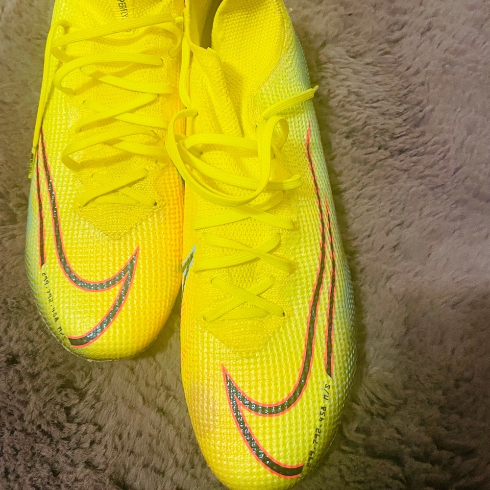 Men’s soccer cleats, used in good condition